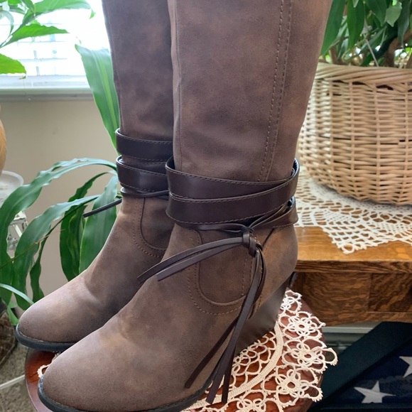 Women’s Brown Boots Sz 9 by “RAMPAGE” - Picture 2 of 10